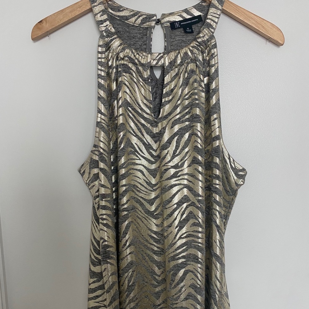 XL Sleeveless Top. Gold.